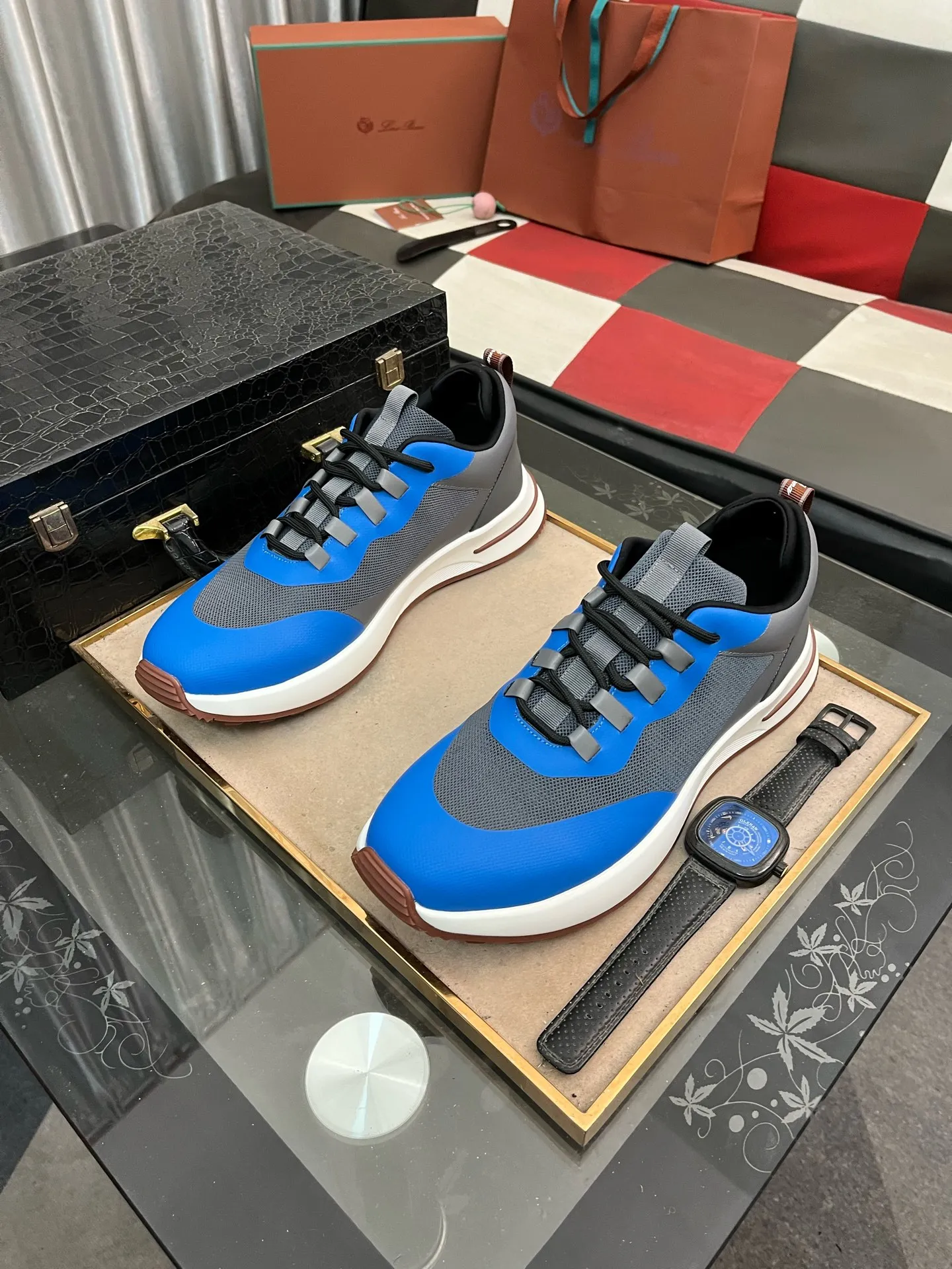 Men's men's shoes💰560⌚️⌚️LoroPiana/Noyo Piana WeekendWalk men's new thick-soled sports shoes, LP lace-up casual shoes that are as comfortable as clouds! The upper is made of cowhide leather, highlighting the sporty style. The lightweight sole adds a touch of modernity to the shoe. Counter original box packaging with dust bag!  Size: 38-449️⃣Colors available
